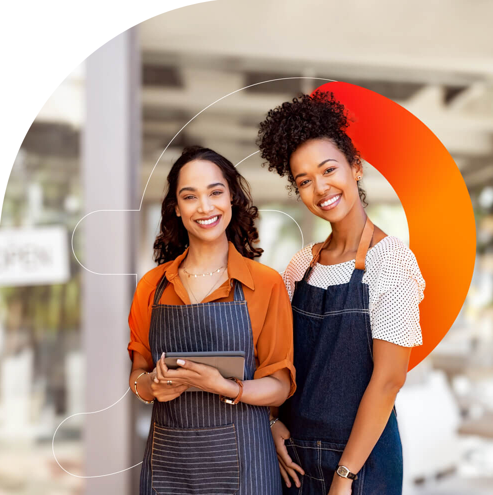 Empresárias confiantes usando a plataforma Finpass para encontrar crédito empresarial